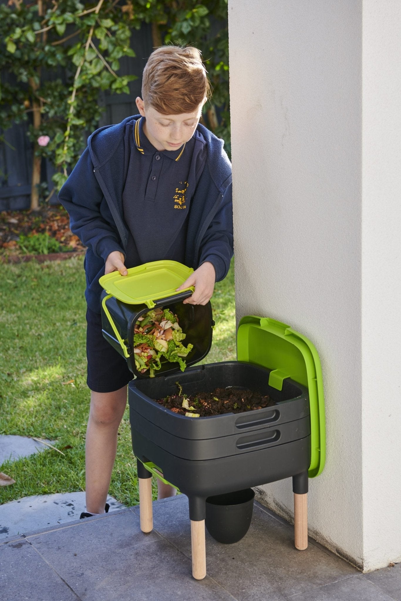 Maze Worm Farm with Wooden Legs - mazeproducts