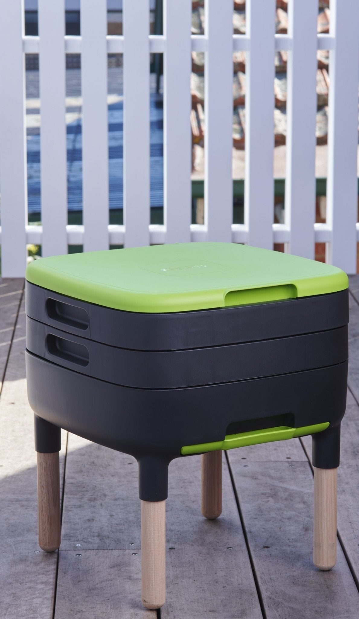 Maze Worm Farm with Wooden Legs - mazeproducts