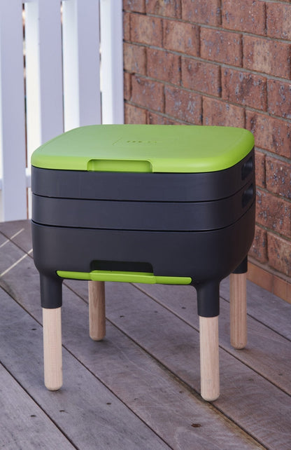 Maze Worm Farm with Wooden Legs - mazeproducts